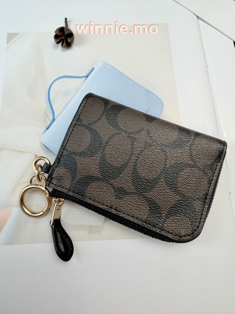 全新✨COACH Card pack 卡包 Coin wallet 零錢包🎁禮盒 （分類：銀包、卡片套）位於 Hong Kong。 由 winnie.mo 提交（商品編號 1448619967，圖片 3）。簡介： 🆕產品全新未使用 原廠完整包裝 💎Carousell官方認證紫鑽優質商戶 📦【順豐包郵 4-7日送到】 👜 信心保證 支持貨到付款 👜 實物拍攝，見到咁就係咁 【運費優惠】 🚚 順豐包郵（送去全港順豐站/住宅地址） 💝 出貨前會仔細檢查，再加多重保護包裝，確保完好無損 ✨更多款式同颜色请DM。