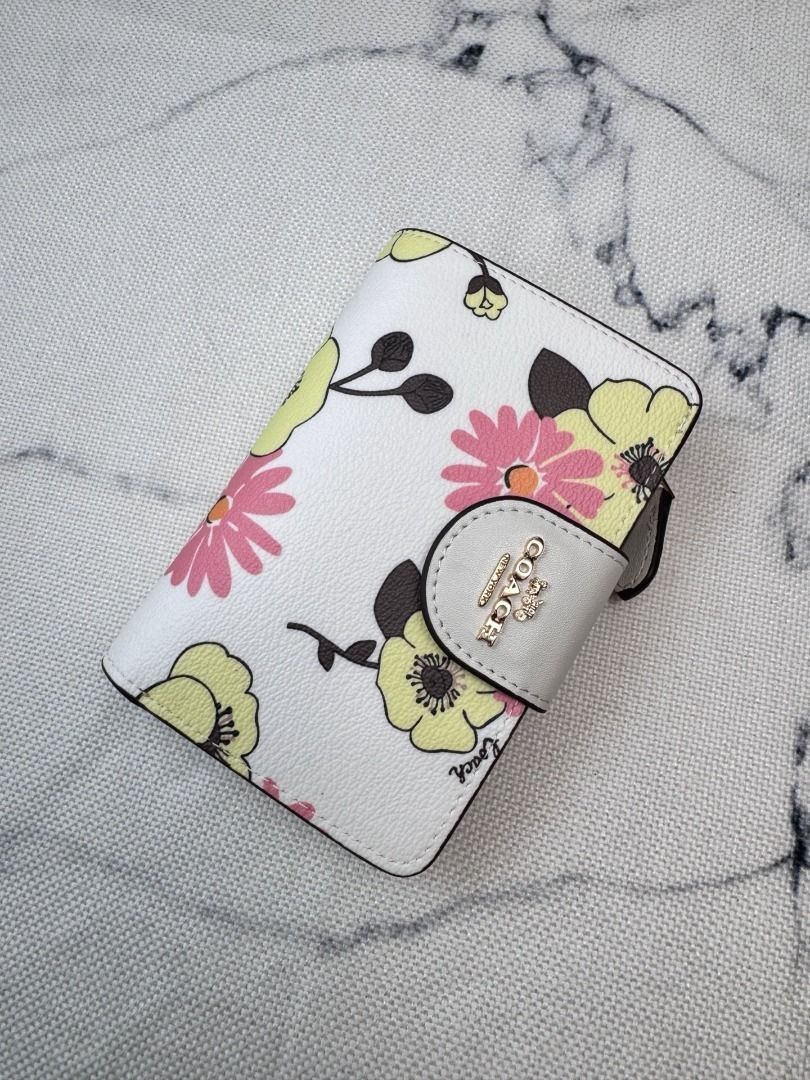 COACH Cream White Watercolor Floral Multi Card Short Wallet （分類：銀包、卡片套）位於 Hong Kong。 由 bellezza. 提交（商品編號 1448553287，圖片 3）。簡介： 。