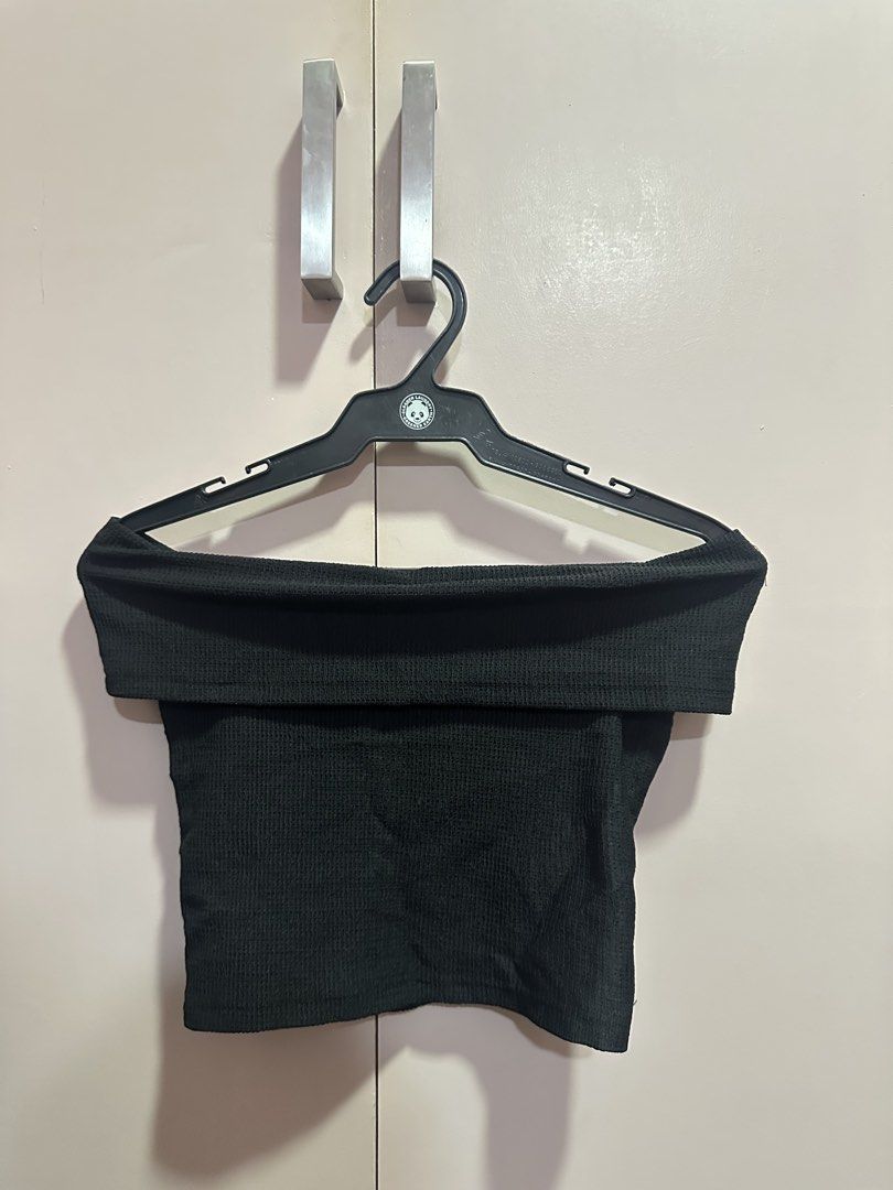 Cropped Black Off Shoulders (Category: Blouses) located in Cabanatuan. Submitted by sabbbiee (Listing ID 1448647887, Image 2). Description: 🌷 Decluttering my closet! Selling my pre-loved clothes that are still in great condition. Affordable prices, well-loved, and located in Cabanatuan City. Shipping fee is shouldered by the buyer. Feel free to message me for more details! 💕.