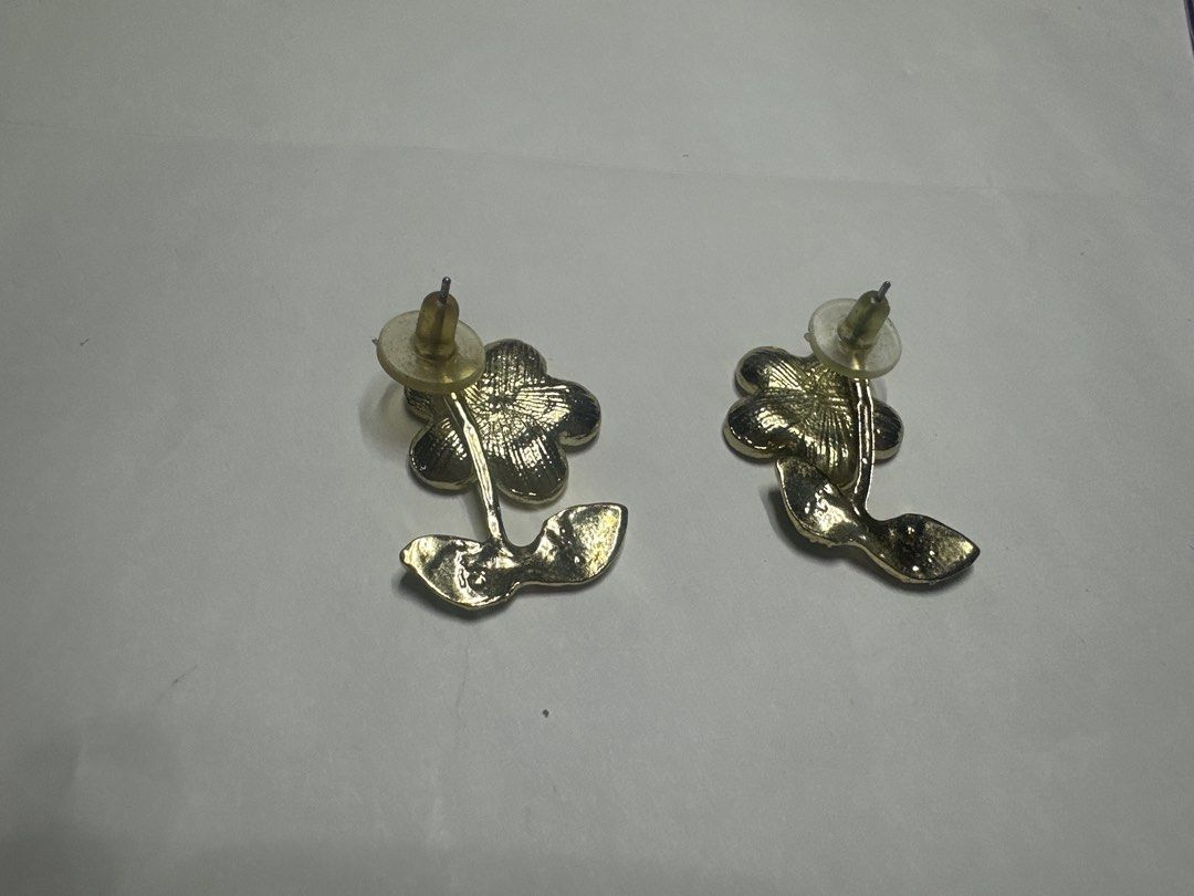 Cute Daisy Flower Stud Earrings with Green Leaves (Category: Earrings) located in Manila. Submitted by arahazelnut (Listing ID 1448657470, Image 2). Description: -please manage your expectations -worn once. Nakatambak nalang sa accessory box kaya mukhang tarnished na -decluttering to fund my wisdom tooth extraction -nadedetach ang stem niya kaya pwedeng flower or both siyang suotin -SF will be covered by the buyer -location: Sta. Mesa near SM Sta