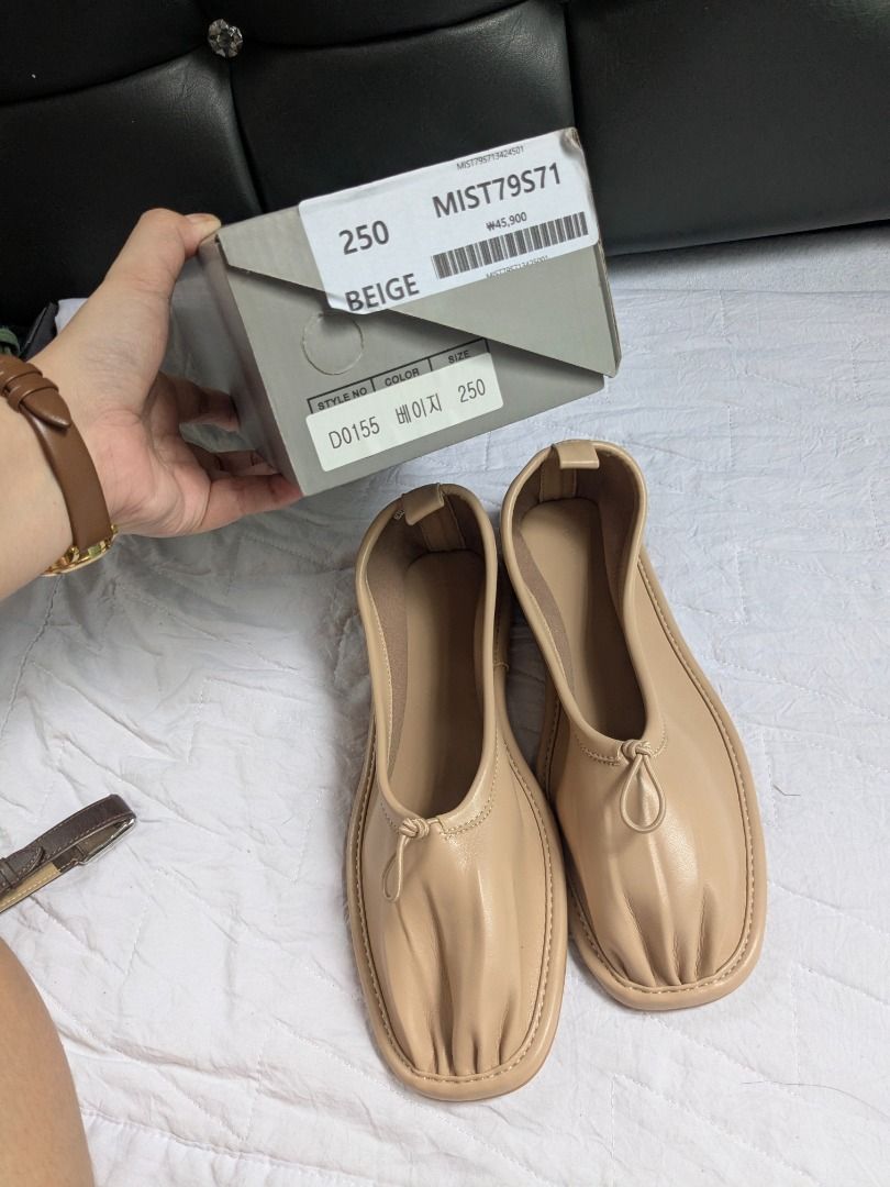 Damda Korea Beige Leather Ballet Flats (Category: Flats & Sandals) located in Quezon City. Submitted by nnncorner (Listing ID 1448671032, Image 2). Description: Original Damda Korea Gathered Beige Ballet Flats Size 250 / eu 39 / US 8 Super comfy to wear, great for everyday With box Made in Korea Original price : 45,900 / 1,900 in php NOTE: posted worn photos to see how it looks only. Selling: 1,200.