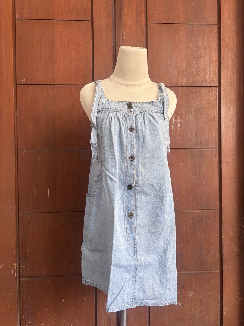 Denim Mini Dress (Kategori: Gaun & Rok) berada di Jakarta Pusat. Dikirim oleh kyoko__ (ID iklan 1448547519, Gambar 1). Deskripsi: Mini Dress bahan jeans. Adem..