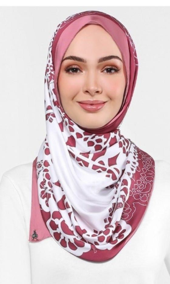 dUCk Doily in red velvet shawl (Category: Hijabs) located in Kuala Lumpur. Submitted by prelovedbyme_kl (Listing ID 1448694383, Image 2). Description: dUCk Doily in red velvet shawl -brqnd new -no box.