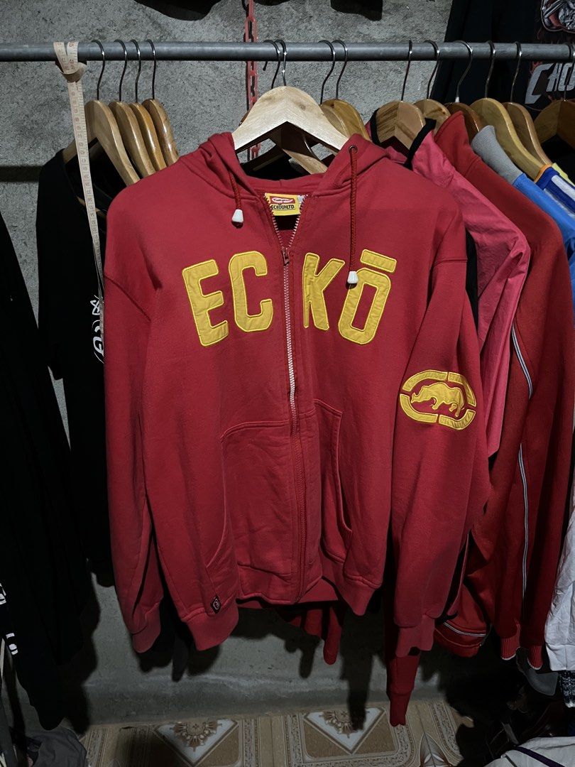 ECKO ZIP UP HOODIE (Category: Activewear) located in Tayug. Submitted by yoodave (Listing ID 1448672677, Image 1). Description: W-22 L-28 ISSUES- zipper discoloration, broke puller.