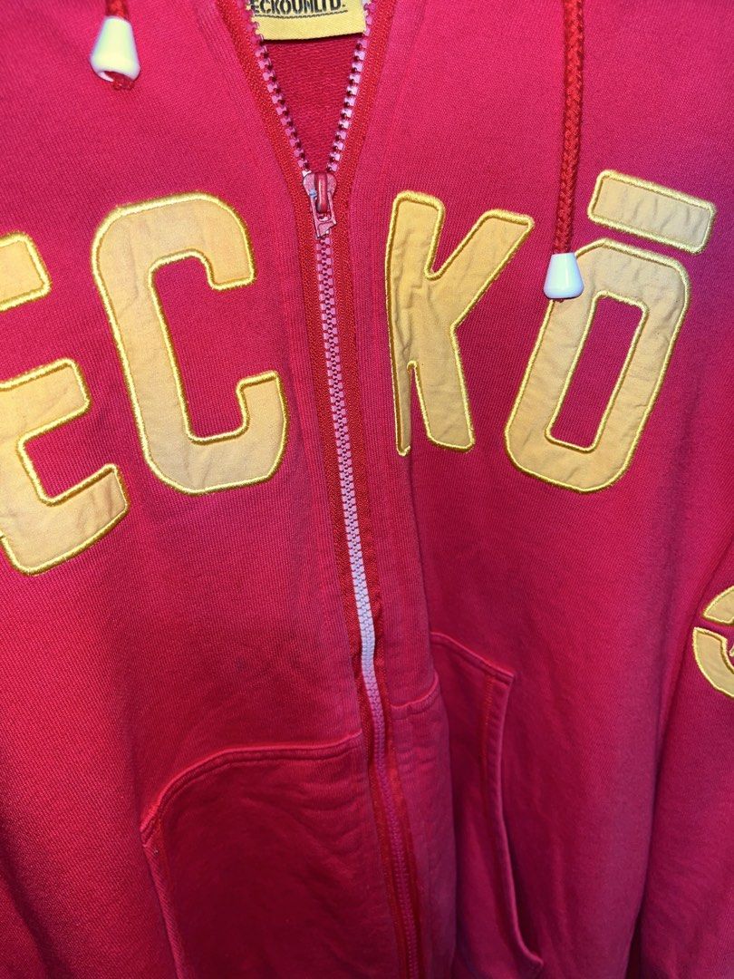ECKO ZIP UP HOODIE (Category: Activewear) located in Tayug. Submitted by yoodave (Listing ID 1448672677, Image 3). Description: W-22 L-28 ISSUES- zipper discoloration, broke puller.