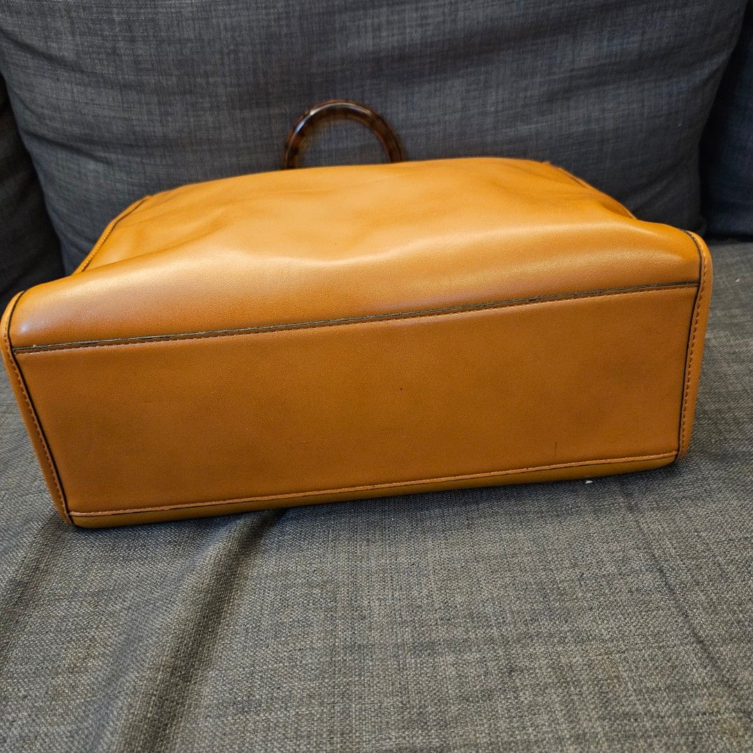 FENDI （分類：手袋及銀包）位於 Hong Kong。 由 mfrhh8589 提交（商品編號 1448557411，圖片 3）。簡介： 小用新淨約14寸x12寸深度6寸。