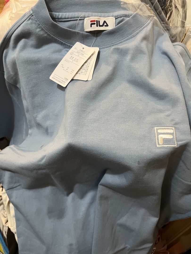 Fila 綿tee （分類：T-shirt）位於 Hong Kong。 由 2022miffyshop 提交（商品編號 1448642039，圖片 3）。簡介： 100% 綿，胸圍98cm, 衣長63cm, 肩43cm。