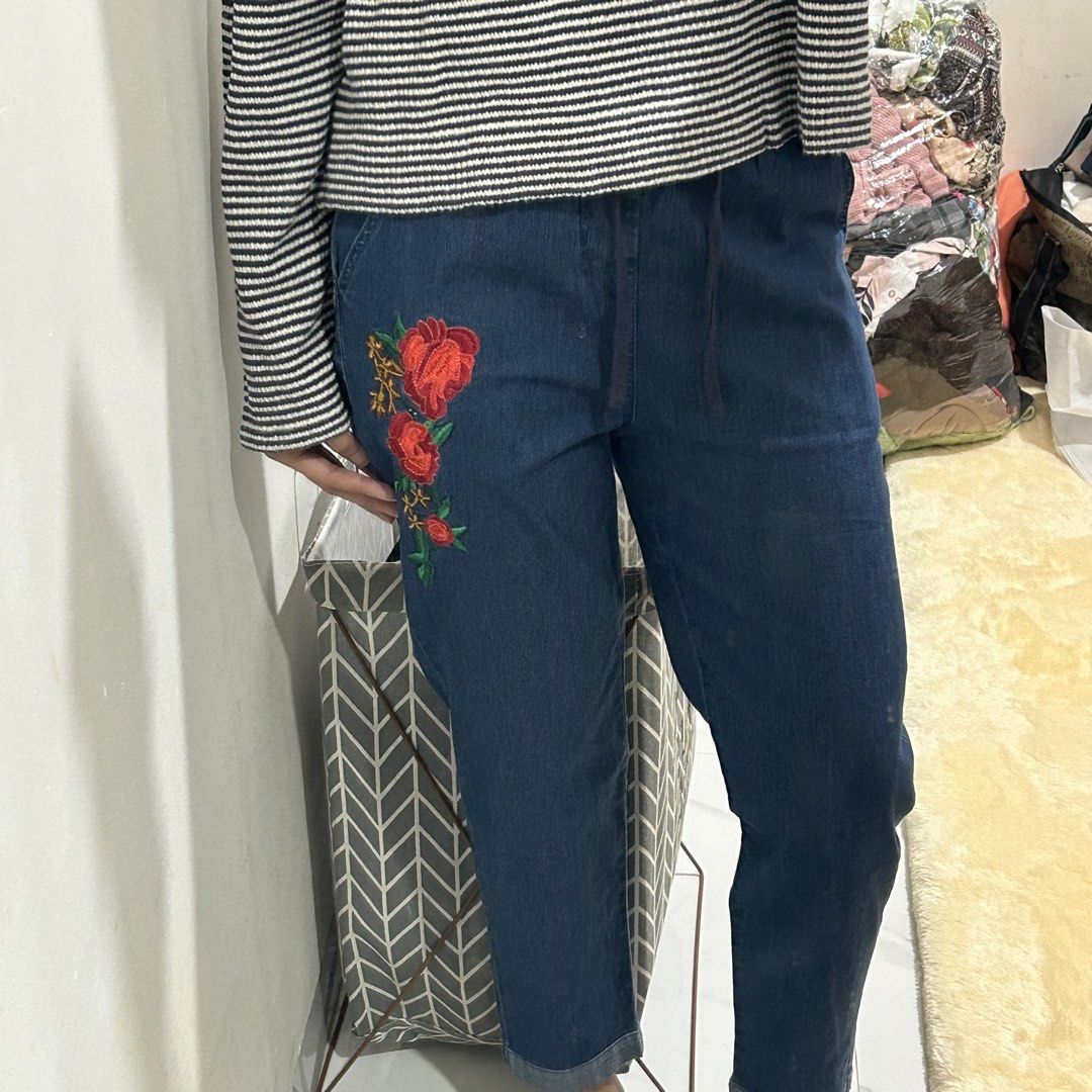 Flower jeans (Kategori: Bawahan) berada di Tangerang. Dikirim oleh prevlovedbyzataa (ID iklan 1448619474, Gambar 1). Deskripsi: Tb bb 158/45.
