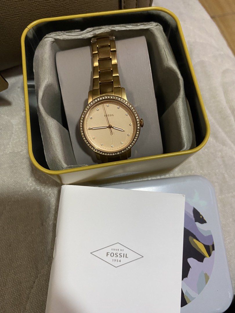 Fossil Rose Gold Watch with Crystal Bezel (Category: Women's Watches) located in San Pedro. Submitted by cris1923 (Listing ID 1448529990, Image 2). Description: - Rose gold Fossil watch - Crystal-embellished bezel - Light champagne dial - Includes original tin box and manual - Versatile for everyday or special occasions -with box and manual original price 12,000php NO BATTERY Nawala na din ung pinutol na chain. .