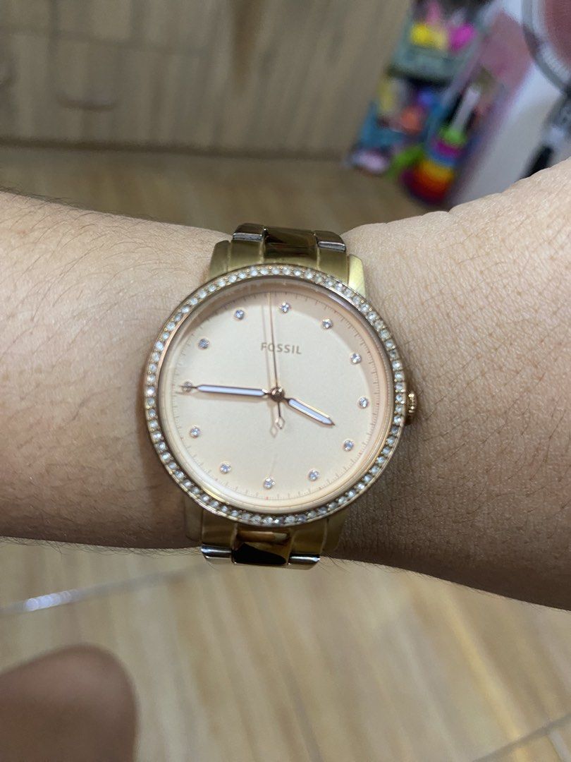 Fossil Rose Gold Watch with Crystal Bezel (Category: Women's Watches) located in San Pedro. Submitted by cris1923 (Listing ID 1448529990, Image 3). Description: - Rose gold Fossil watch - Crystal-embellished bezel - Light champagne dial - Includes original tin box and manual - Versatile for everyday or special occasions -with box and manual original price 12,000php NO BATTERY Nawala na din ung pinutol na chain. .