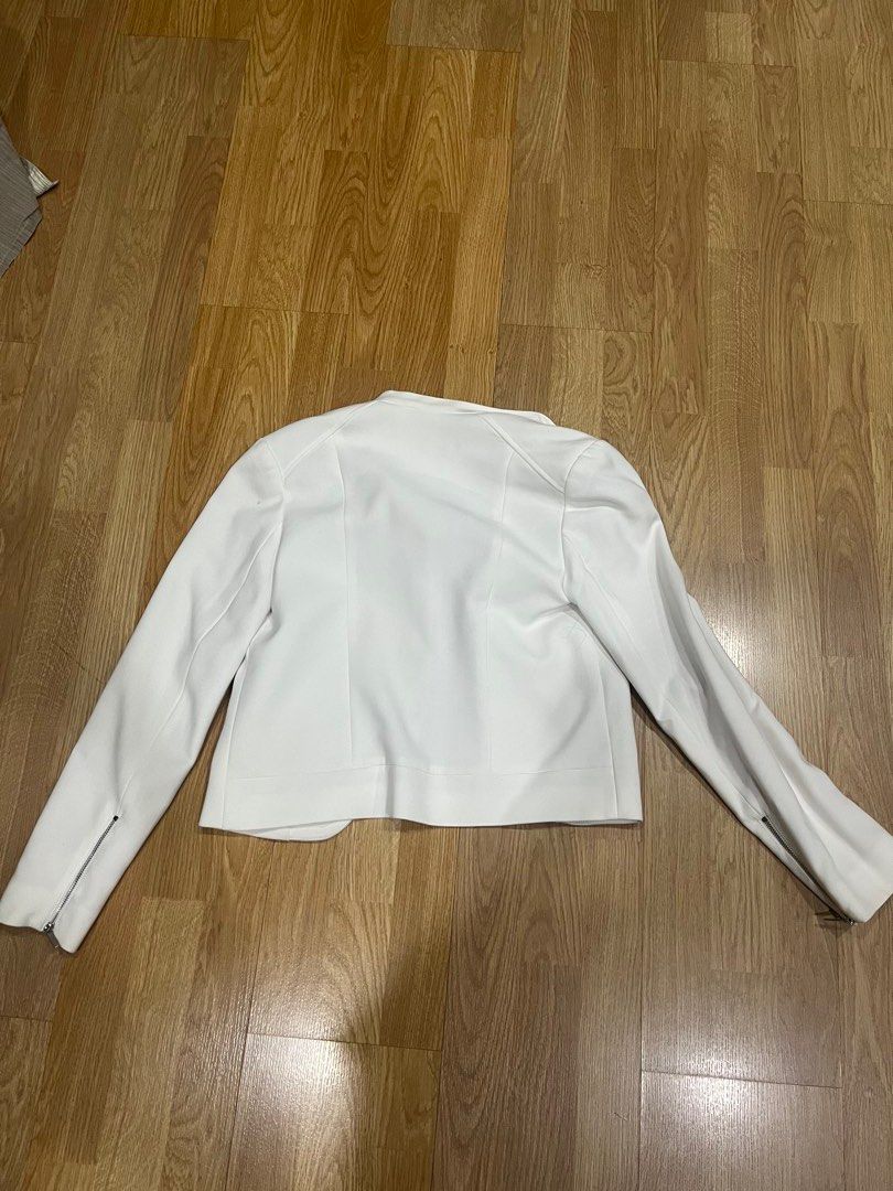 G 2000 White Cropped Blazer Jacket with Zipper Details (Category: Coats, Jackets and Outerwear) located in Manila. Submitted by shopishka (Listing ID 1448647080, Image 3). Description: - White cropped blazer - Zipper details on sleeves and front - Fully lined interior - Sharp, modern look - Perfect for dressing up or down G2000 brand Size small.