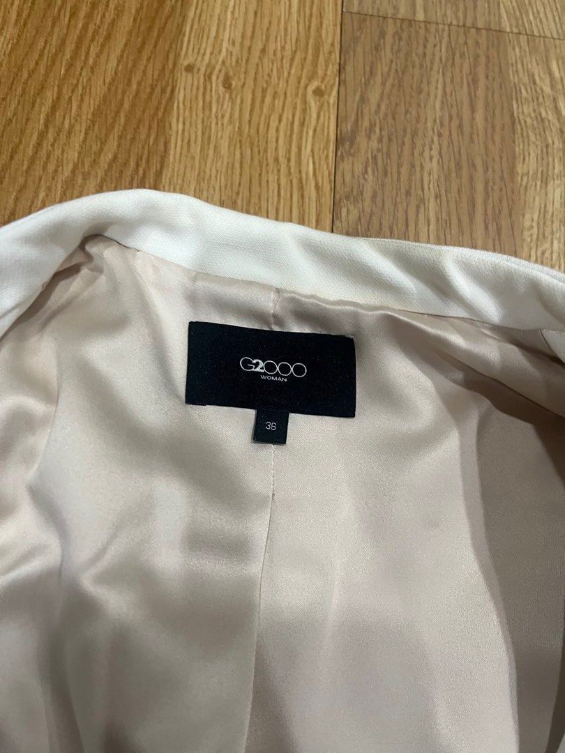 G 2000 White Cropped Blazer Jacket with Zipper Details (Category: Coats, Jackets and Outerwear) located in Manila. Submitted by shopishka (Listing ID 1448647080, Image 2). Description: - White cropped blazer - Zipper details on sleeves and front - Fully lined interior - Sharp, modern look - Perfect for dressing up or down G2000 brand Size small.