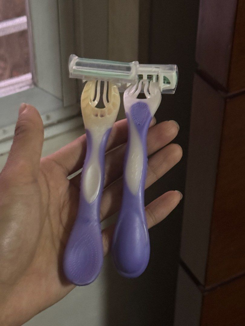 Gillette Venus Comfortglide White Tea Razors (2 Pack) (Category: Face Care) located in Pasig City. Submitted by beautyloversph (Listing ID 1448501861, Image 2). Description: - Brand new Gillette Venus Comfortglide razors - Infused with white tea scented moisture bars for a smooth shave - Stylish purple and white handles - Blades are still covered and ready for use - Achieve beautifully smooth skin.