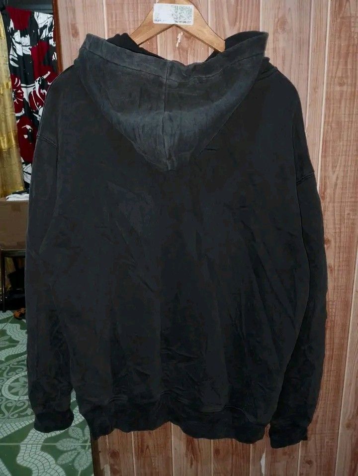 GIVENCHY (Category: Hoodies) located in Taguig. Submitted by clothingselection (Listing ID 1448648577, Image 3). Description: PTPA GIVENCHY HOODIE ACID WASH 24 X 29 VERYGOOD CONDITION NID WASH FRESH FROM BALE M 899.