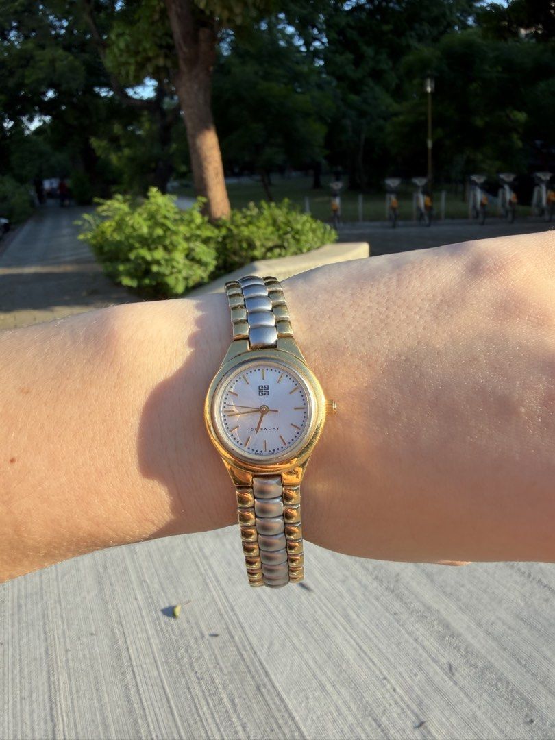 由 vintage_lover_m (刊登 ID 1448512696，圖片 3) 提交，位於 台南市 (Tainan) 的 Givenchy watch (類別：手錶)，說明：Vintage Givenchy watch Working condition 。