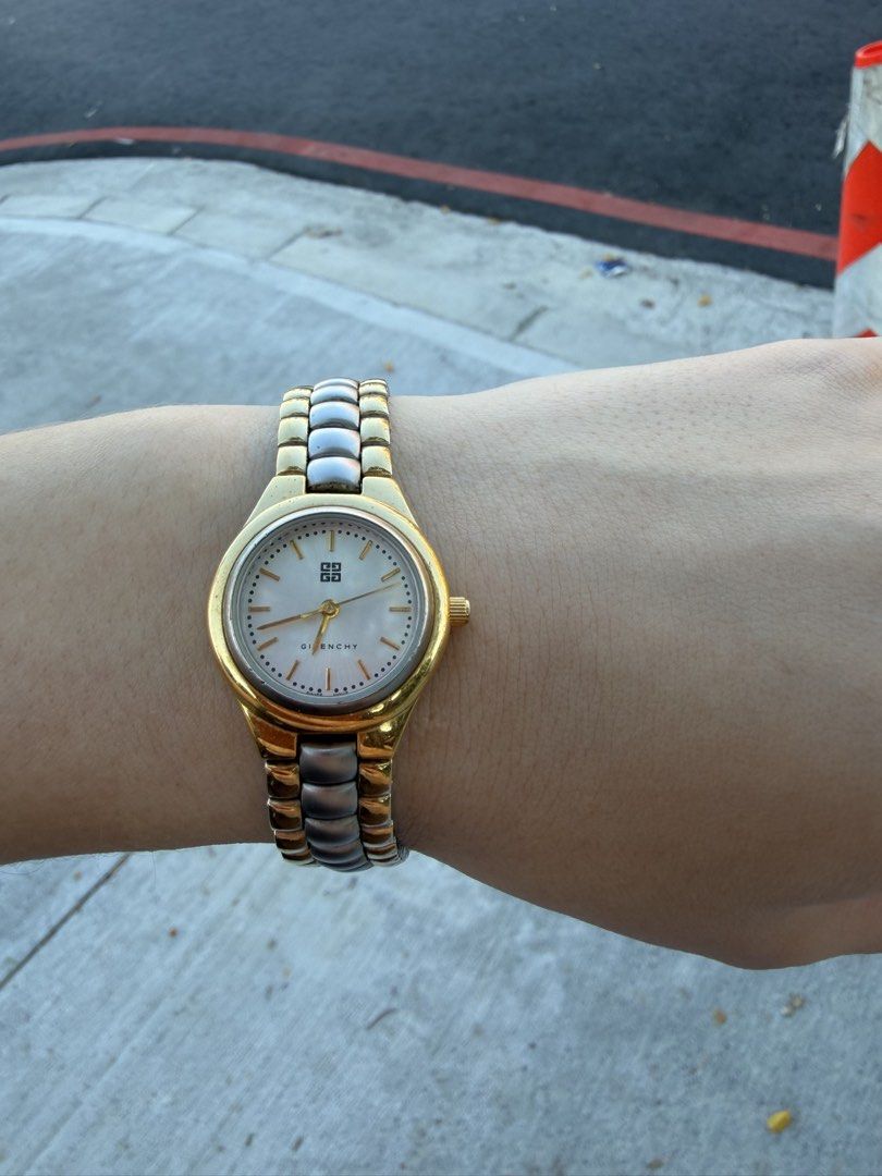 由 vintage_lover_m (刊登 ID 1448512696，圖片 1) 提交，位於 台南市 (Tainan) 的 Givenchy watch (類別：手錶)，說明：Vintage Givenchy watch Working condition 。