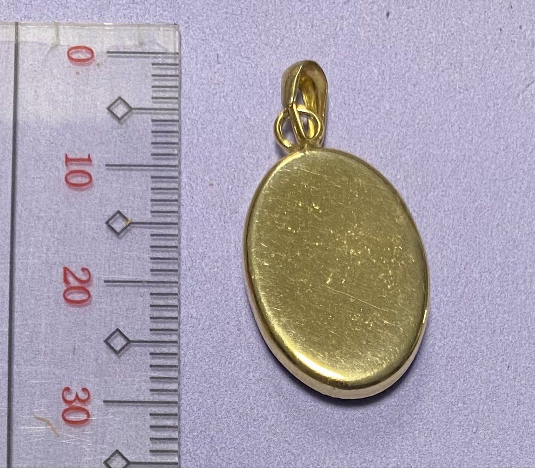 Gold Oval Pendant with Floral Design (Category: Necklaces) located in Mabalacat. Submitted by somethingoldsomethingnew28 (Listing ID 1448560011, Image 2). Description: - Oval pendant with hand painted green background and red/white floral pattern - Features a shiny gold trim around the edge - Plain gold finish on the back - Approximately 2.5cm in length - Ideal for creating custom necklaces.