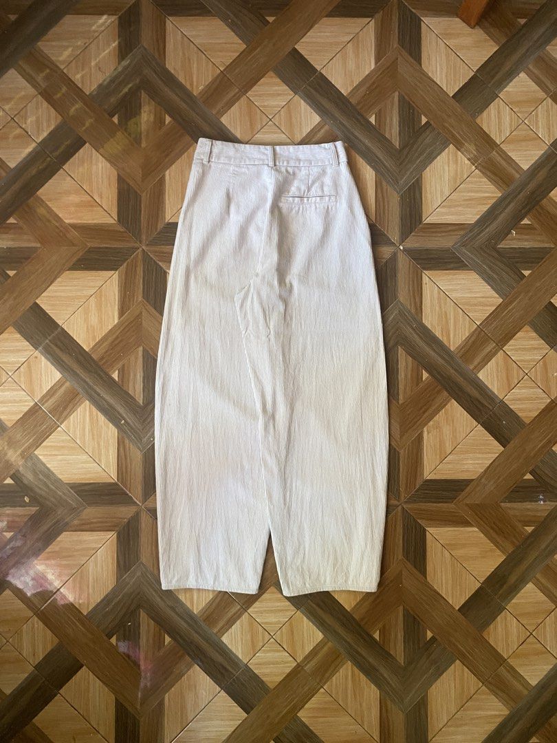 GU Corduroy Barrel Pants Beige (Category: Jeans) located in Puerto Princesa. Submitted by streetnfinds (Listing ID 1448575485, Image 1). Description: Size: 25 Length: 38” Waist: 12.5” Leg Opening: 9”.