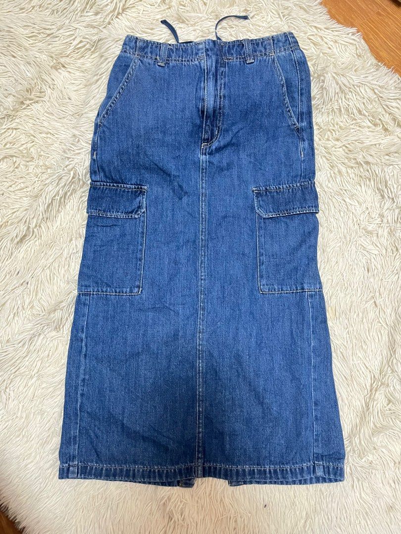 GU Denim Cargo Midi Skirt Size S (Category: Skirts) located in Cabanatuan. Submitted by lovedoptions (Listing ID 1448620192, Image 2). Description: - Blue denim midi skirt - Cargo style with front and side pockets - Elastic waistband with drawstring - Zipper and button closure - Ideal for casual wear.