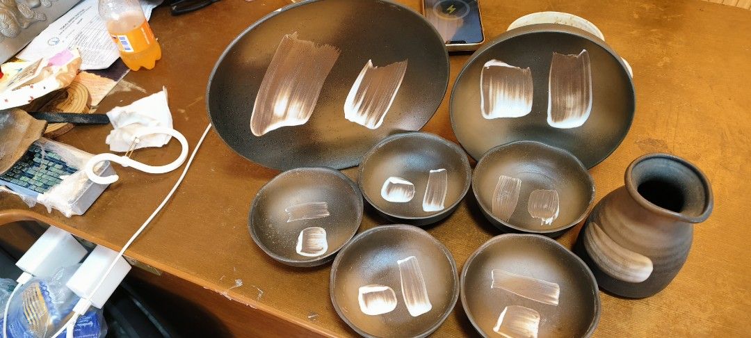 Handmade Ceramic Bowls, Plates, and Vase Set (Category: Dinnerware & Cutlery) located in Bulacan. Submitted by babz30261 (Listing ID 1448570893, Image 1). Description: - Set of handmade ceramic dishes - Includes: 2 large plates, 5 small bowls, 1 vase - Unique brown and white glaze design - Versatile: Great for serving food or as decorative pieces - Easy to clean: Dishwasher safe - Condition: No chips or cracks.