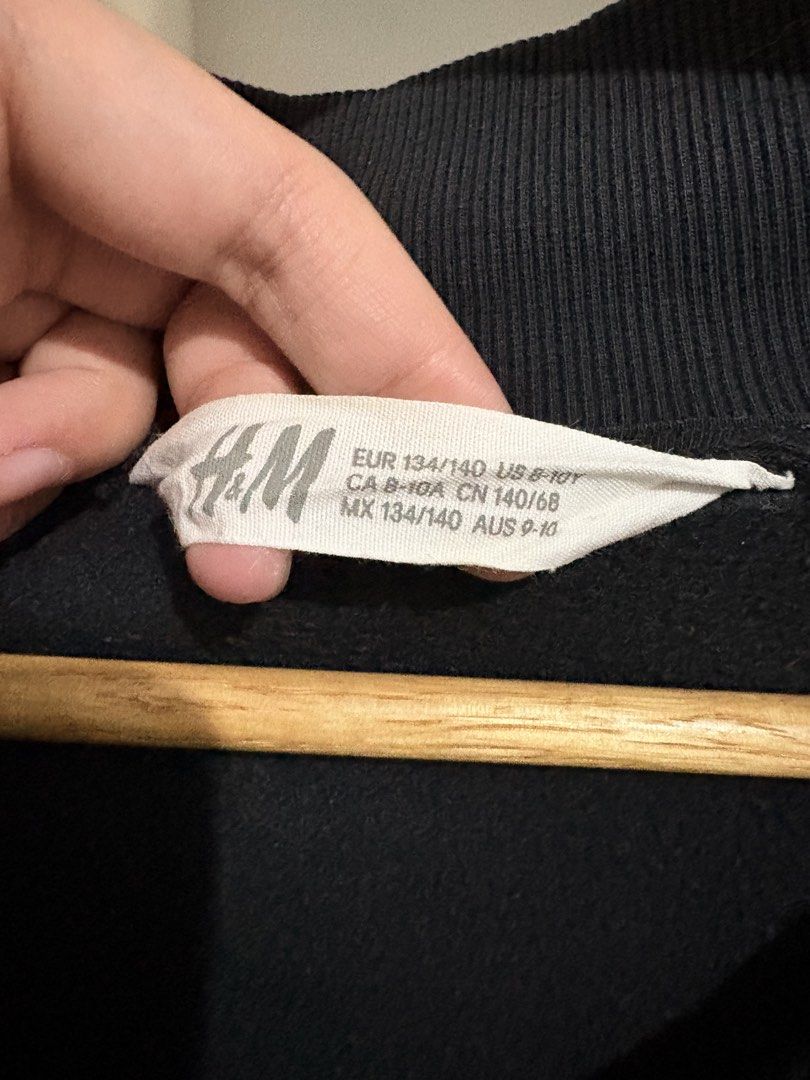 H&M Black NYC Quarter Zip Sweatshirt (Category: Coats, Jackets and Outerwear) located in Manila. Submitted by scorpiomoon00 (Listing ID 1448612999, Image 3). Description: Size 134/140 (8-10Y).
