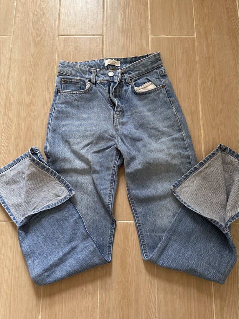 H&M Light Wash Split Hem Jeans (Category: Jeans) located in Antipolo. Submitted by waco1313 (Listing ID 1448574727, Image 1). Description: - fits to size 24-25 - 37.5 in - H&M light wash denim jeans - High waist design - Split hem detail on legs - Straight leg fit - Button and zip closure - Front and back pockets - Ideal for casual wear.