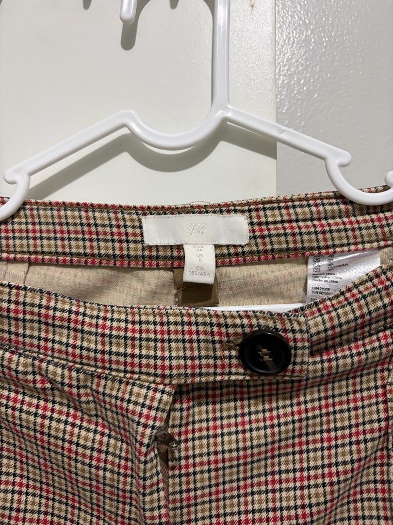 H&M Plaid Cropped Pants (Category: Other Bottoms) located in Las Pinas. Submitted by tindefensor (Listing ID 1448638792, Image 3). Description: - Cute plaid pants from H&M - Cropped length with cuffed hem - Button and zip front closure - Two functional pockets - Perfect for casual or slightly dressed-up outfits - Refer to tag for exact sizing.