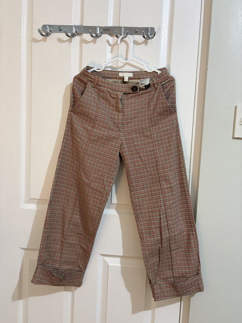 H&M Plaid Cropped Pants (Category: Other Bottoms) located in Las Pinas. Submitted by tindefensor (Listing ID 1448638792, Image 1). Description: - Cute plaid pants from H&M - Cropped length with cuffed hem - Button and zip front closure - Two functional pockets - Perfect for casual or slightly dressed-up outfits - Refer to tag for exact sizing.