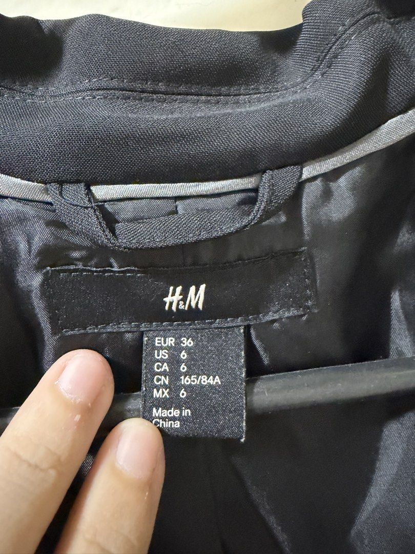 H&M Relaxed Fit Jacket Black Dark (Category: Coats, Jackets and Outerwear) located in Makati City. Submitted by dflim (Listing ID 1448588372, Image 3). Description: H M Black Oversized Blazer Size US 6 (can fit medium to XL) In very good condition; used only twice Authentic Php 850 (still sells for Php 2k+ in stores) Shipping c/o buyer Rfs: decluttering .