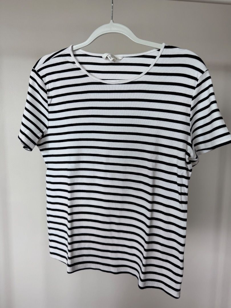 H&M Striped Ribbed Top, size US XL (Category: Others Tops) located in Pasig City. Submitted by theresidence (Listing ID 1448525825, Image 1). Description: H&M Striped Ribbed Top, size US XL - Classic black and white stripes - Ribbed texture for added detail - Short sleeves and round neckline - Versatile and easy to pair with any bottoms - Ideal for everyday casual wear 💰Strictly Gcash payment. No COD. 🛵Buyer responsible to book and pay for pick