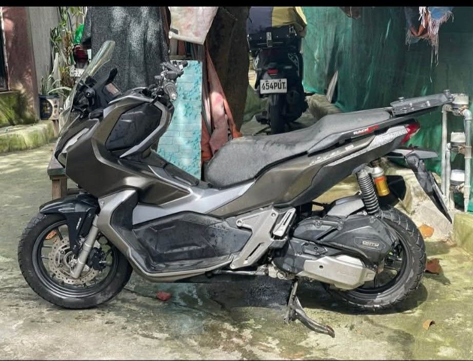 Honda ADV150 Scooter (Category: Motorbikes for Sale) located in Quezon City. Submitted by dwengs (Listing ID 1448499764, Image 2). Description: FOR SALE OR SWAP ADV 150 2021 KEYLESS 90,000 PHP 40XXX ODO REGISTERED 1ST OWNER OPEN DOS WITH 2VALID IDS COMPLETE LEGAL PAPERS ORIGINAL CR ORIGINAL OR ORIGINAL PLATE FROM LTO MANUAL BOOKLETS FROM CASA 1 REMOTE MDL INSTALLED ALL STOCK ENGINE WELL MAINTAINED STRAIGHT ADV 160 PANGGILID SET PULLEY DRIVE FACE 