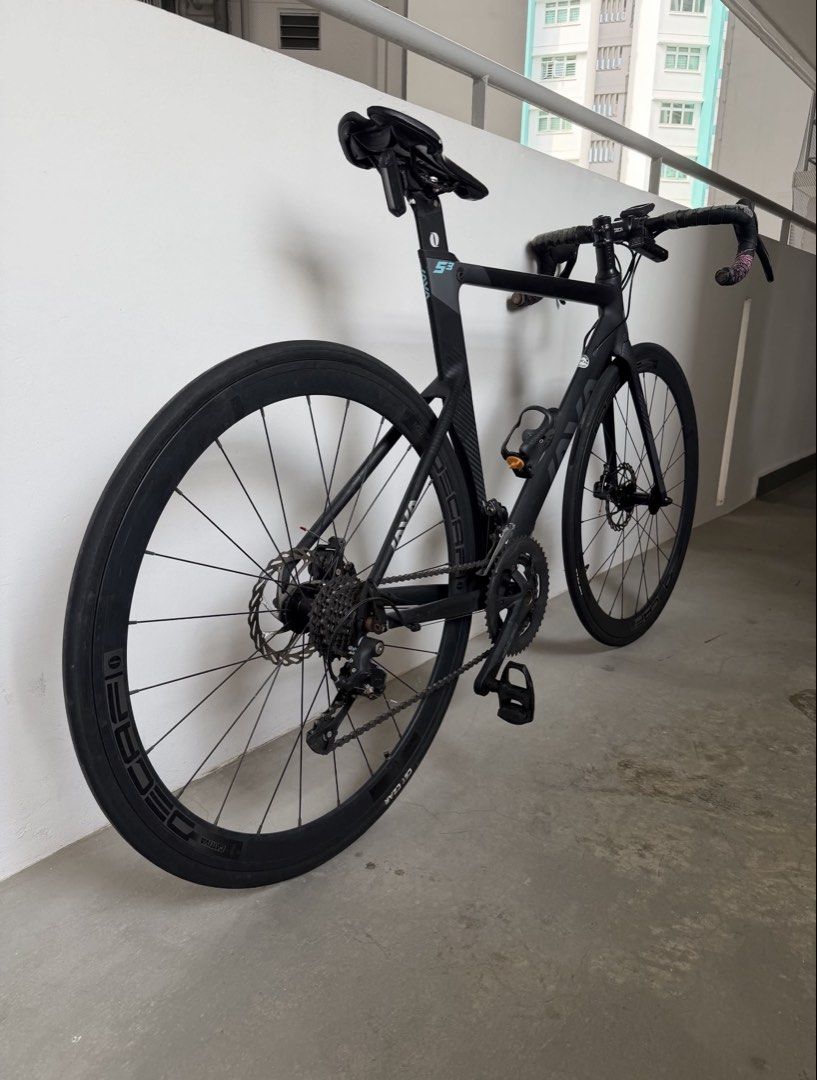 Java Siluro 3 (Category: Bicycles) located in Singapore. Submitted by unknown_kid (Listing ID 1448681062, Image 2). Description: RFS: not riding anymore, my lost ur gain. Take and Go ready to ride Frame Size - 53 Groupset - Sora Handlebar grip worn out thats all ‼️Upgrades‼️ (Worth $150++): Shimano RC1 Cycling Shoes Shimano Clipless Pedals Xoss Bike Computer Rockbros Front Light Dual colour Back Light .