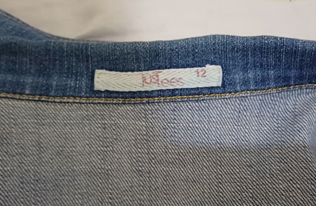 Justees KIDS Denim Vest Size 12 (Category: Babies & Kids Fashion) located in Antipolo. Submitted by cone0812 (Listing ID 1448488358, Image 2). Description: - Cute blue denim vest from Justees - Features a collar and button-up front - Two chest pockets with button closures - Includes side pockets - Ideal for layering over t-shirts or dresses - Easy to style for a casual look.