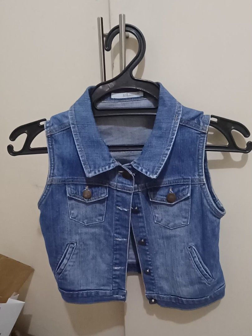 Justees KIDS Denim Vest Size 12 (Category: Babies & Kids Fashion) located in Antipolo. Submitted by cone0812 (Listing ID 1448488358, Image 3). Description: - Cute blue denim vest from Justees - Features a collar and button-up front - Two chest pockets with button closures - Includes side pockets - Ideal for layering over t-shirts or dresses - Easy to style for a casual look.