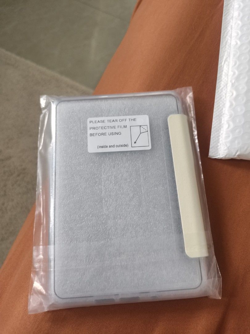 Kindle Basic 11th Gen 2022/2024 (Category: Cases & Sleeves) located in Banaybanay. Submitted by iceedog (Listing ID 1448543465, Image 2). Description: Never used kasi mali na size yung nabili ko.