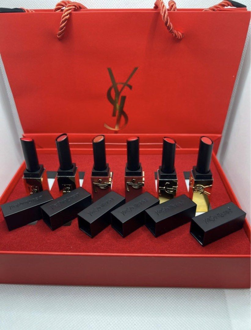 LIPSTICK GIFT SET (Category: Makeup) located in Caloocan City. Submitted by wcbangkoks53107 (Listing ID 1448555302, Image 1). Description: Japan pull out.