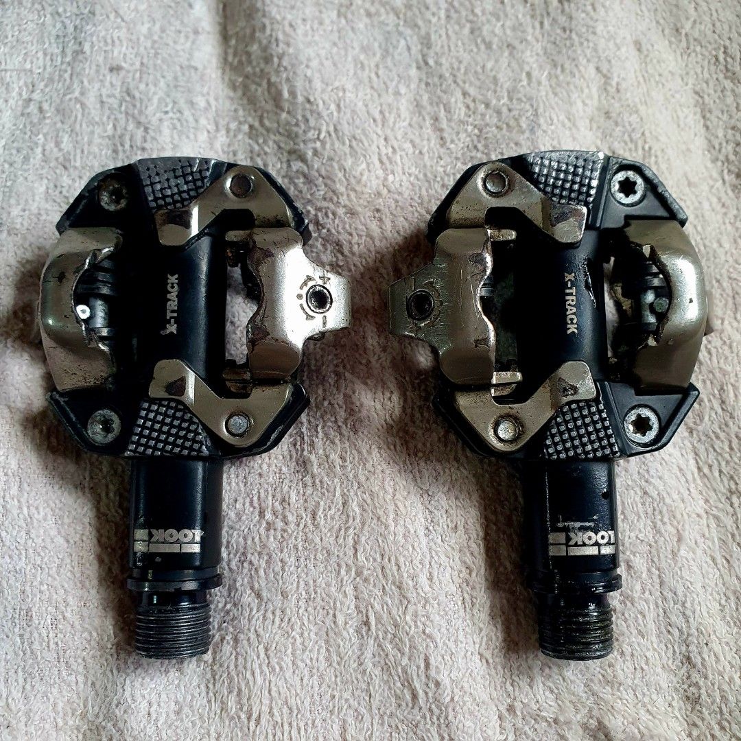 Look cleats pedal (Category: Bicycles) located in Pateros City. Submitted by doiski (Listing ID 1448533741, Image 1). Description: In excellent condition. Test check all you want. No issues. Zero issue. Look MTB/gravel cleats pedal Php2k. Taguig loc thank you..