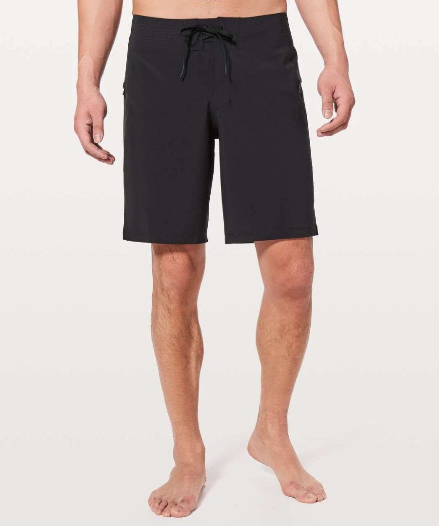 Lululemon Current State Short Black (Category: Activewear) located in Santiago. Submitted by jonathanfragata21 (Listing ID 1448652287, Image 3). Description: Lululemon Current State Short Black Style Code : LM7ALGS Waist : 29 Length : 19.5 Size : 28 Excellent Condition.