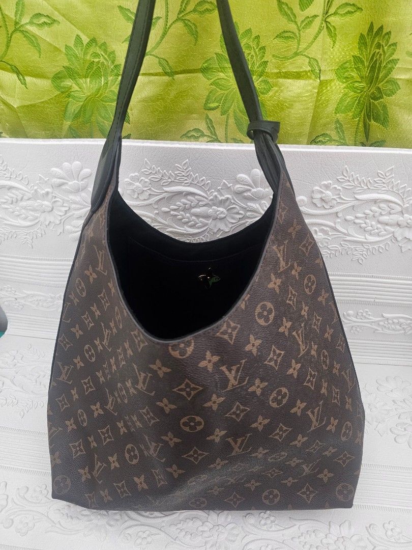 LV Bag (Category: Luxury Bags & Wallets) located in Manila. Submitted by zenhorse.118548 (Listing ID 1448498758, Image 2). Description: .