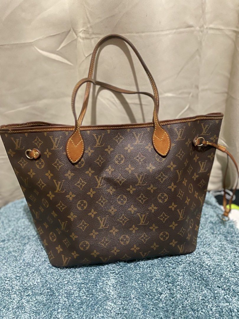 LV Neverfull (Category: Luxury Bags & Wallets) located in Quezon City. Submitted by itsmekriszzy (Listing ID 1448572329, Image 1). Description: Original LV Neverfull MM size, beautiful canvass. See picture attached for flaws. .