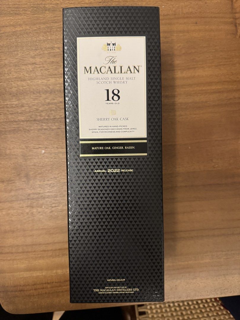 macallan 18 sherry oak 2022 release （分類：酒精飲料）位於 Hong Kong。 由 micahbear 提交（商品編號 1448667501，圖片 1）。簡介： 麥卡倫經典雪莉桶18年 全世界最珍貴的威士忌 麥卡倫始終堅持經典雪莉桶系列以百分百雪莉橡木桶陳年醞釀，氣味上雪莉桶的香氣濃厚馥郁，口感柔軟香甜，而且擁有更深邃的酒色，這渾然天成的色澤可不是一般酒廠添加人工香料或焦糖可調配成的，這也是為什麼麥卡倫有著 「全世界最珍貴的威士忌的美譽」。 香味：乾果香和嫩薑味、帶著淡淡的柑橘、香草和肉桂香 口感：豐潤的乾果味，帶著香料、丁香、柑橘和燻木氣息 餘韻：豐潤、深長的餘韻中，乾果香、香甜太妃糖、嫩薑和燻木氣息久久不散。