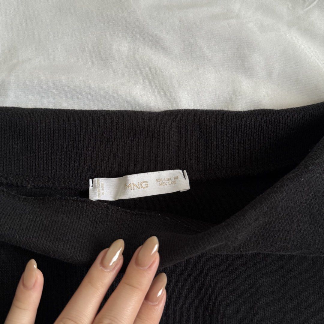 Mango Black Off-Shoulder Knit Top (Category: Blouses) located in Santa Rosa. Submitted by ceyllective (Listing ID 1448586716, Image 2). Description: .