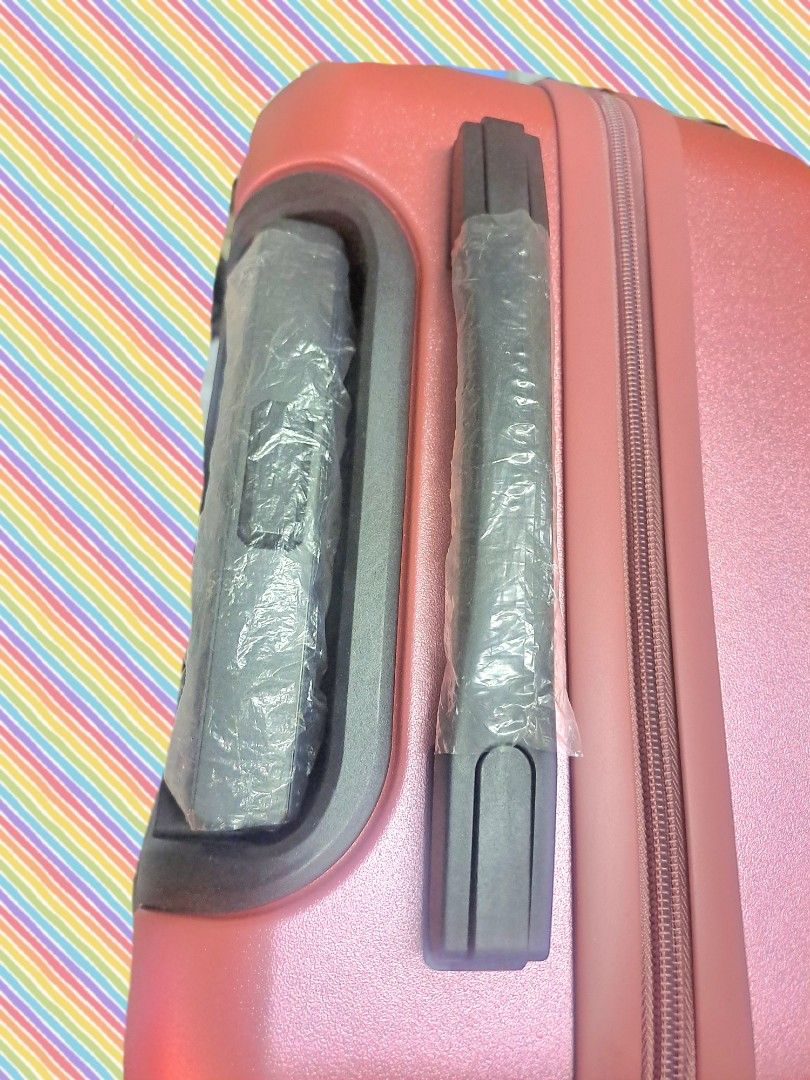✈️新淨24吋行李箱/喼 *只用了一次，换大喼故平售 ~亮麗珍珠玫瑰金色 -360度旋轉順滑輪 ~不同長度拉桿 長/濶/高尺吋請參看相片 😃請列交收站 其他站可試夾 （分類：旅遊 - 行李箱）位於 Hong Kong。 由 catcatshop 提交（商品編號 1448579830，圖片 3）。簡介： ✈️新淨24吋行李箱/喼 *只用了一次，换大喼故平售 ~亮麗珍珠玫瑰金色 -360度旋轉順滑輪 ~不同長度拉桿 長/濶/高尺吋請參看相片 😃請列交收站 其他站可試夾。