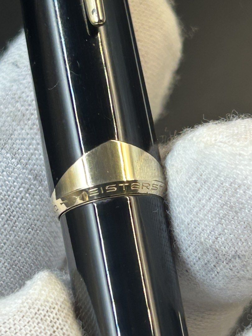 Montblanc （分類：飾物及配件）位於 Hong Kong。 由 watches_addict 提交（商品編號 1448675328，圖片 3）。簡介： 萬寶龍 Montblanc No. 14 古董鋼筆。絕對收藏級。大號筆 是萬寶龍於 1960 年代推出的經典傳奇古董筆款。它是當時頂級大班系列（Meisterstück / Masterpiece）的代表作之一，以獨特的「蝴蝶尖」（也稱心形或嵌入式筆尖） 筆長13.7cm。 黑色樹脂筆桿。鍍金筆夾，配搭18 K金筆咀。尾部旋轉泵墨。功能正常，流暢轉動。 只有鋼筆一支，沒有包裝盒 二手港幣$2000有意PM。 價錢超值，可上網比較一下。