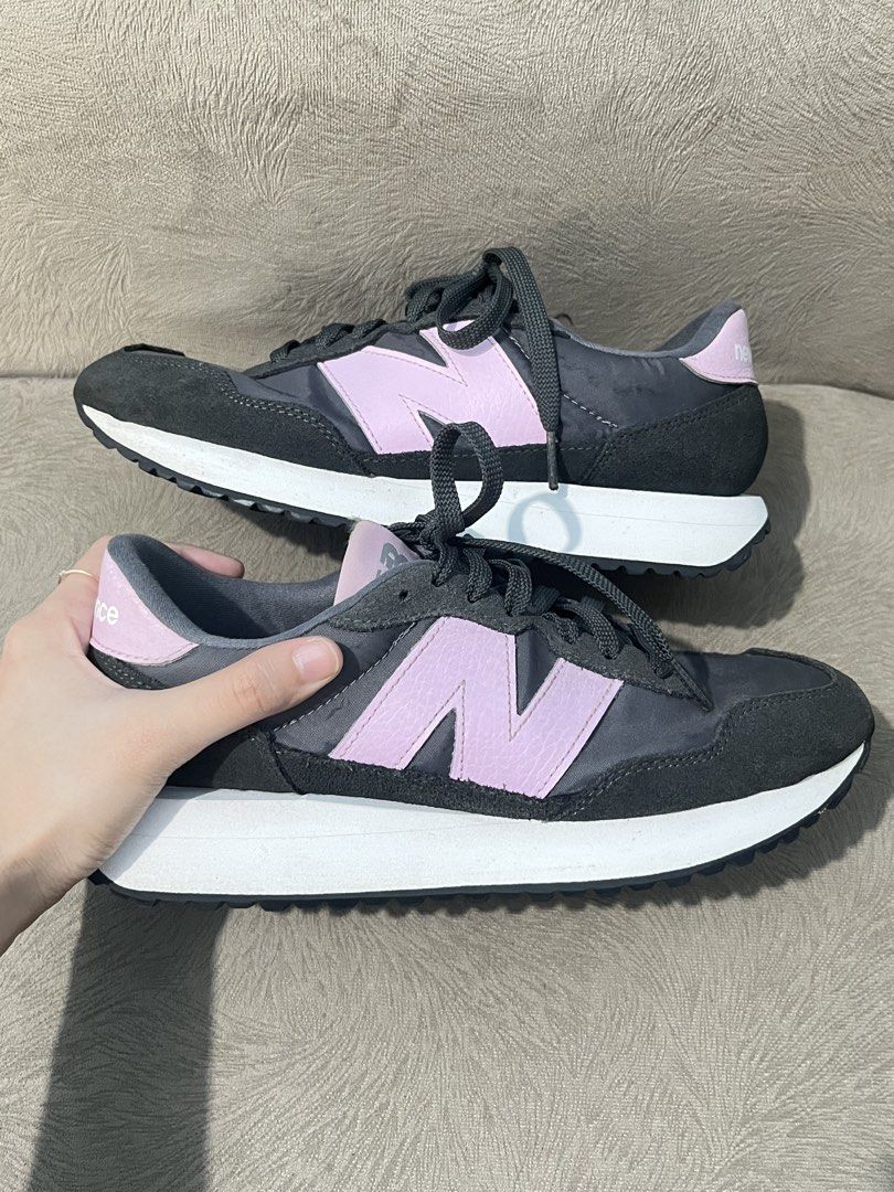 New Balance Womens 237 original (Kategori: Sepatu Wanita) berada di Bantul. Dikirim oleh prelovedbyheera (ID iklan 1448589828, Gambar 1). Deskripsi: size tag 39 (24,5) kondisi sesuai foto ya, kotor penyimpanan jarang dipake no box ya (pakai box pengganti) ori yaa aku beli lgsg distore offlinenya @carisepatuid dijogja nett ya.