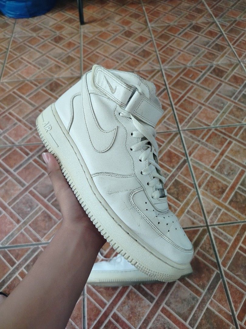 Nike Air Force 1 Mid White Leather Sneakers (Category: Sneakers) located in Baguio. Submitted by yohan.trevor (Listing ID 1448624668, Image 2). Description: Nike Air Force 1 Mid 10 US Authentic Slightly Used Issues: Slight Sole Yellowing, Small Sep on sides Facebook : Yohan Trevor COD Delivery Baguio Loc. OPEN FOR SHIPPING.
