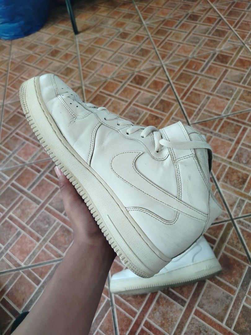 Nike Air Force 1 Mid White Leather Sneakers (Category: Sneakers) located in Baguio. Submitted by yohan.trevor (Listing ID 1448624668, Image 3). Description: Nike Air Force 1 Mid 10 US Authentic Slightly Used Issues: Slight Sole Yellowing, Small Sep on sides Facebook : Yohan Trevor COD Delivery Baguio Loc. OPEN FOR SHIPPING.
