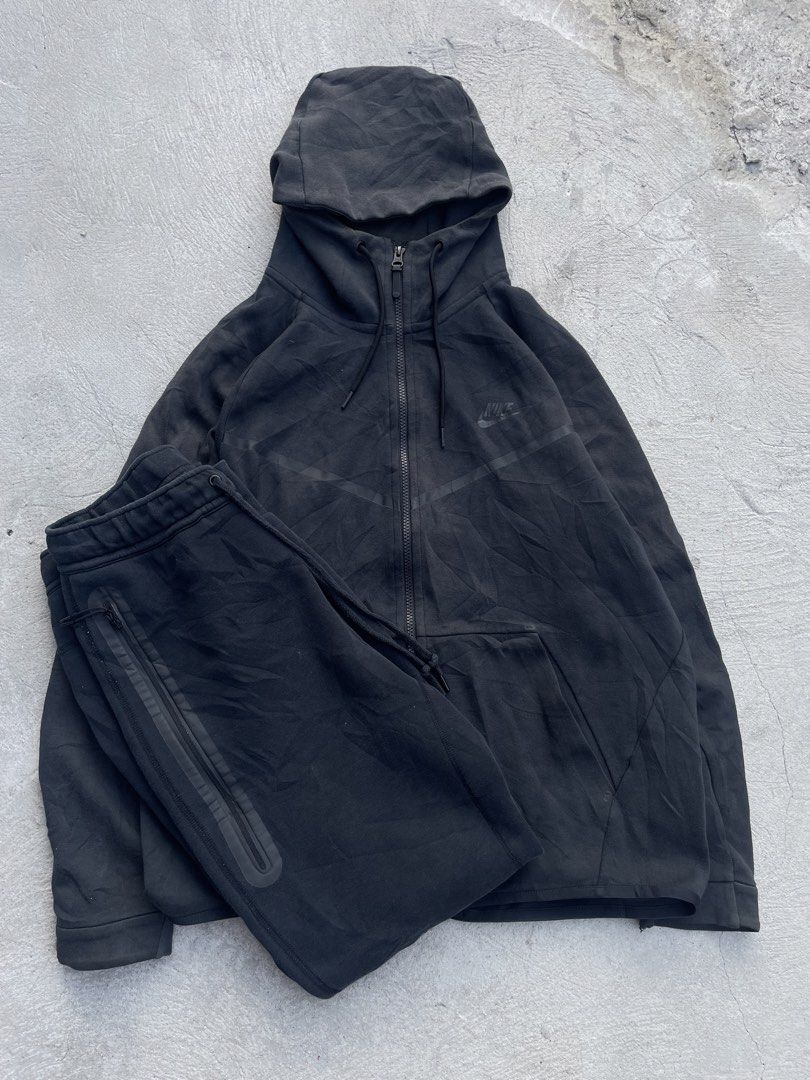 Nike Tech Fleece Black Overall 🥷 (Category: Hoodies) located in Manila. Submitted by jarchive (Listing ID 1448657662, Image 1). Description: Size xl jacket Good condition Color rate 8/10 22 width 28 length Size medium pants Good condition Any waist 38 length MOP: GCASH 📩.