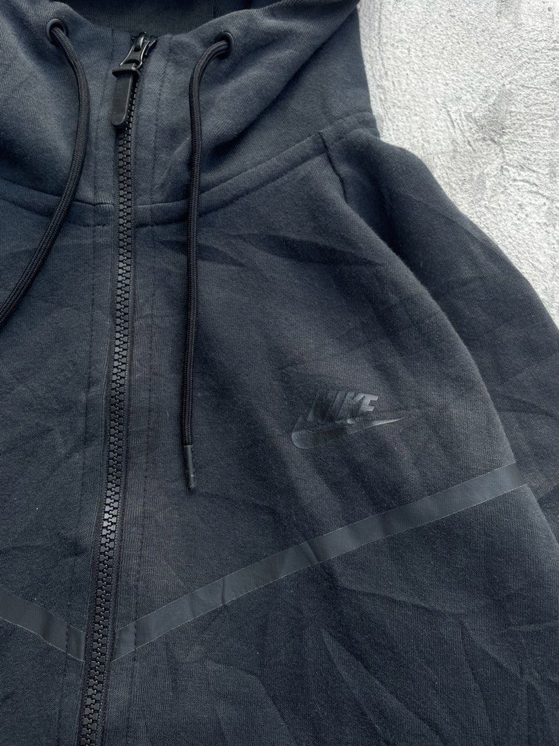 Nike Tech Fleece Black Overall 🥷 (Category: Hoodies) located in Manila. Submitted by jarchive (Listing ID 1448657662, Image 3). Description: Size xl jacket Good condition Color rate 8/10 22 width 28 length Size medium pants Good condition Any waist 38 length MOP: GCASH 📩.