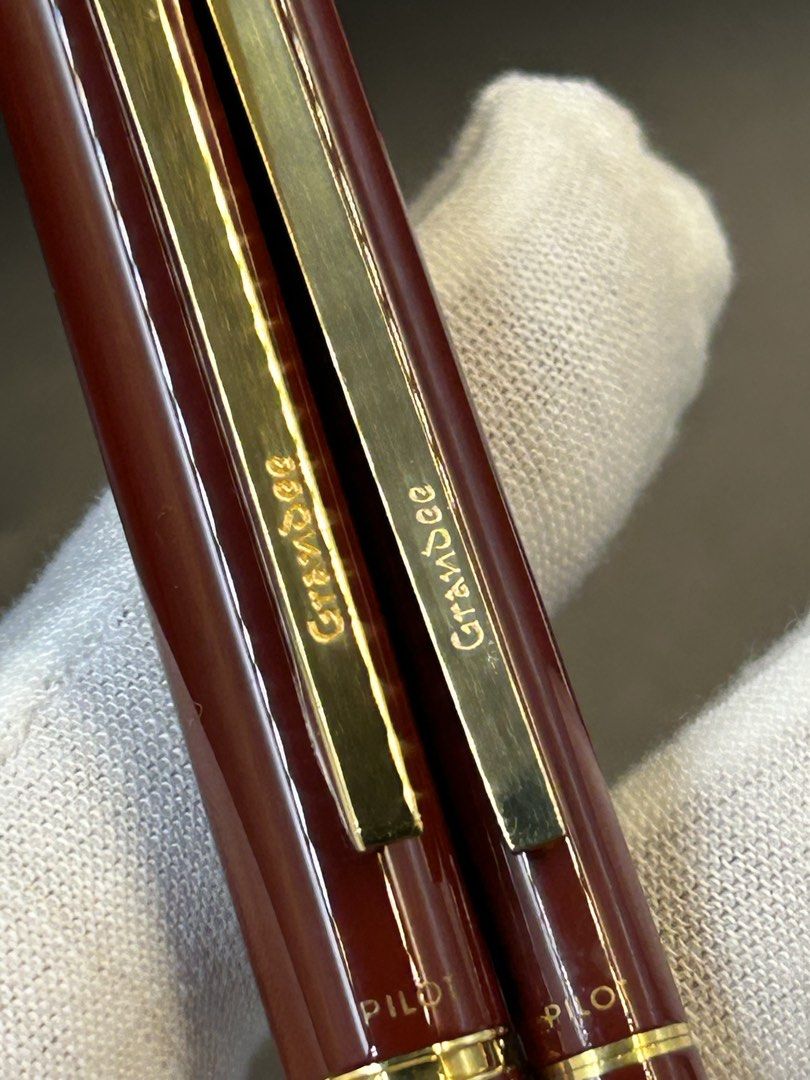 Pilot （分類：文具）位於 Hong Kong。 由 watches_addict 提交（商品編號 1448485451，圖片 3）。簡介： Pilot 百楽Urushi 日本漆，鋼筆及原子筆套裝。1980年代產物。 日本國寶級工藝 Urushi酒紅色漆面，完美冇崩冇花 鋼筆配對14K 585金筆咀。 原子筆功能正常 原裝盒。 二手港幣$1000有意PM 塗裝工藝：這類筆款常採用 Urushi (生漆) 塗裝，這是一種傳統的日本漆藝技術。在 1980 年代左右，Pilot 生產了多款黃銅胎體並結合生漆塗層的高端筆具。。